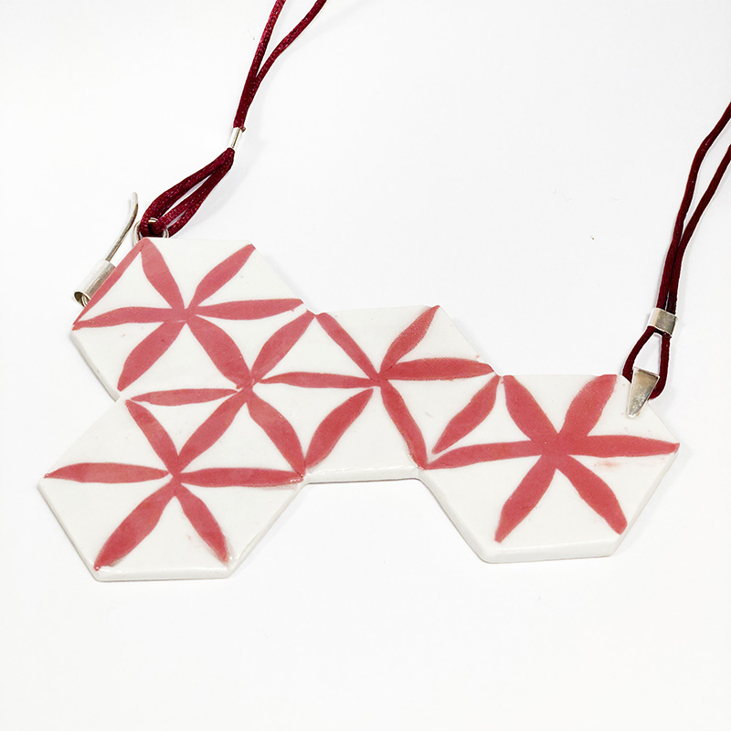 Fotografía aula abierta con porcelana diseño de geométrico blanco y rojo María Torné
