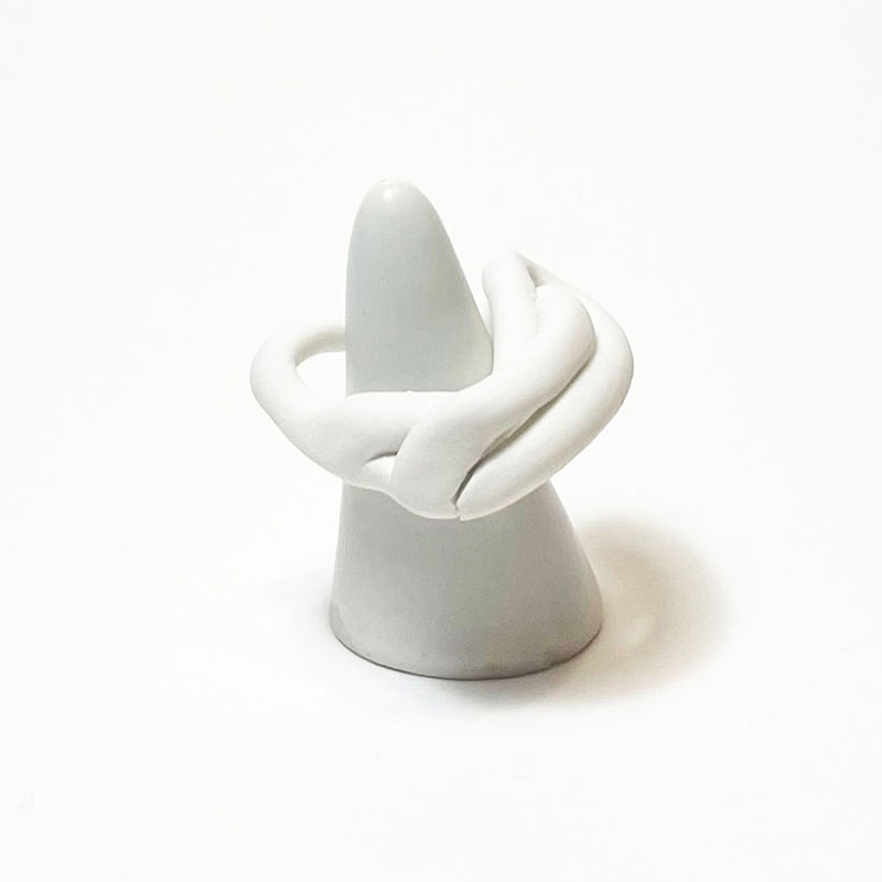 Fotografía curso anillo de porcelana blanco de diseño impartido por María Torné