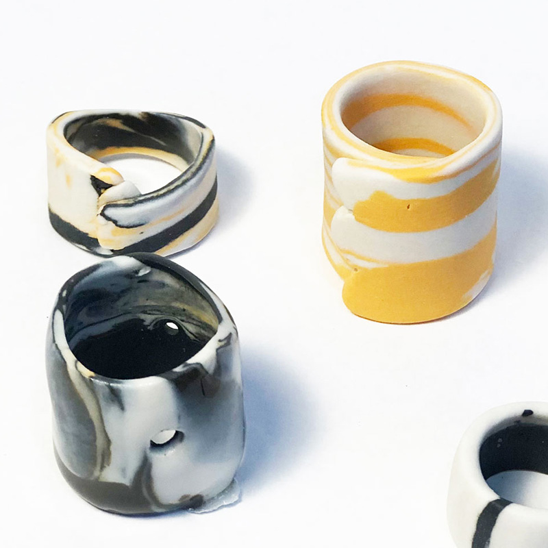 Fotografía curso anillos de porcelana colores y degradados negro y amarillo impartido por María Torné