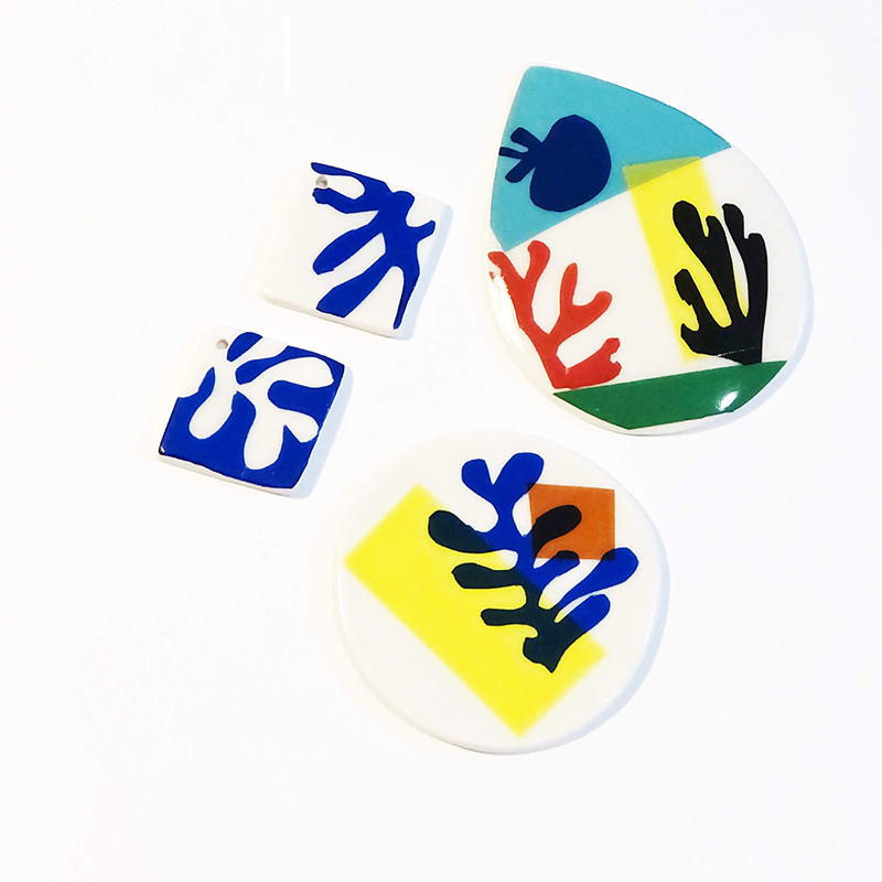 Fotografía curso calcas y lustres de porcelana pendientes con diseños vegetales geométricos de colores impartido por María Torné