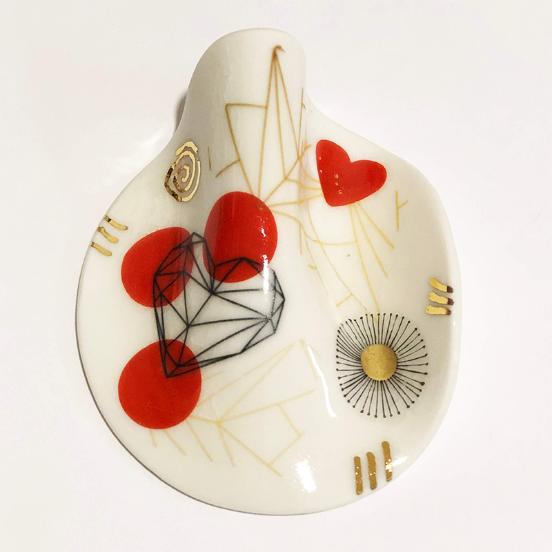 Fotografía curso calcas y lustres de porcelana diseño con ilustraciones geométricas blanco dorado y rojo impartido por María Torné