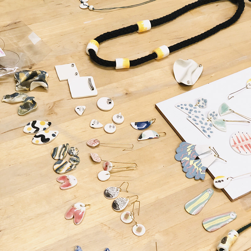Fotografía curso montaje de porcelana taller con pendientes y collares colores impartido por María Torné