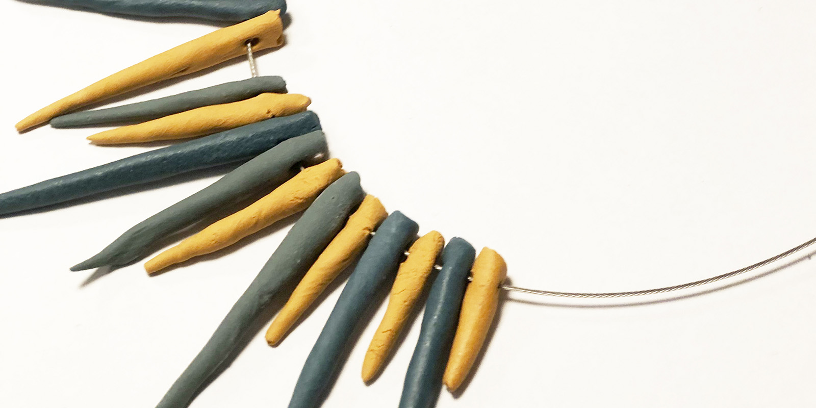 Fotografía curso montaje de porcelana collar colores amarllo verde y azul impartido por María Torné