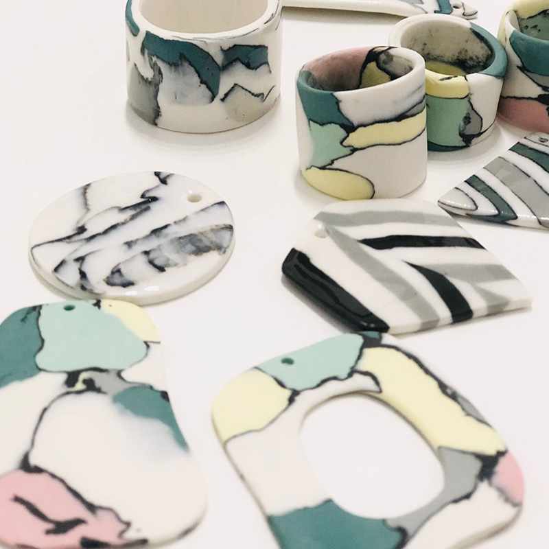 Fotografía curso nerikomi con porcelana formas geométricas y colores impartido por María Torné