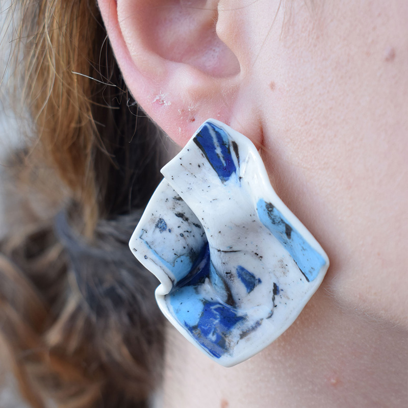 Fotografía curso nerikomi con porcelana modelo con pendiente moteados azules impartido por María Torné
