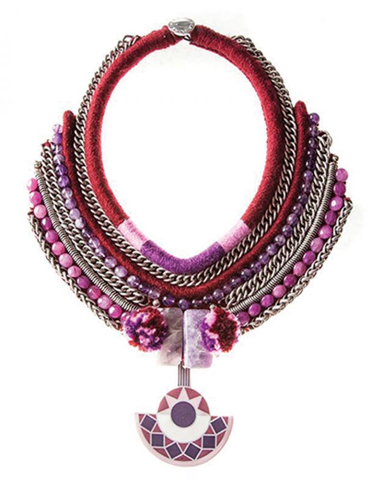 Fotografía cliente María Torné Mi María Morena collar con porcelana metal y tejidos colores rosa y morados