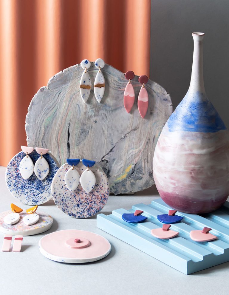 Fotografía clientes María Torné diseños de joyería con porcelana bodegón con colores