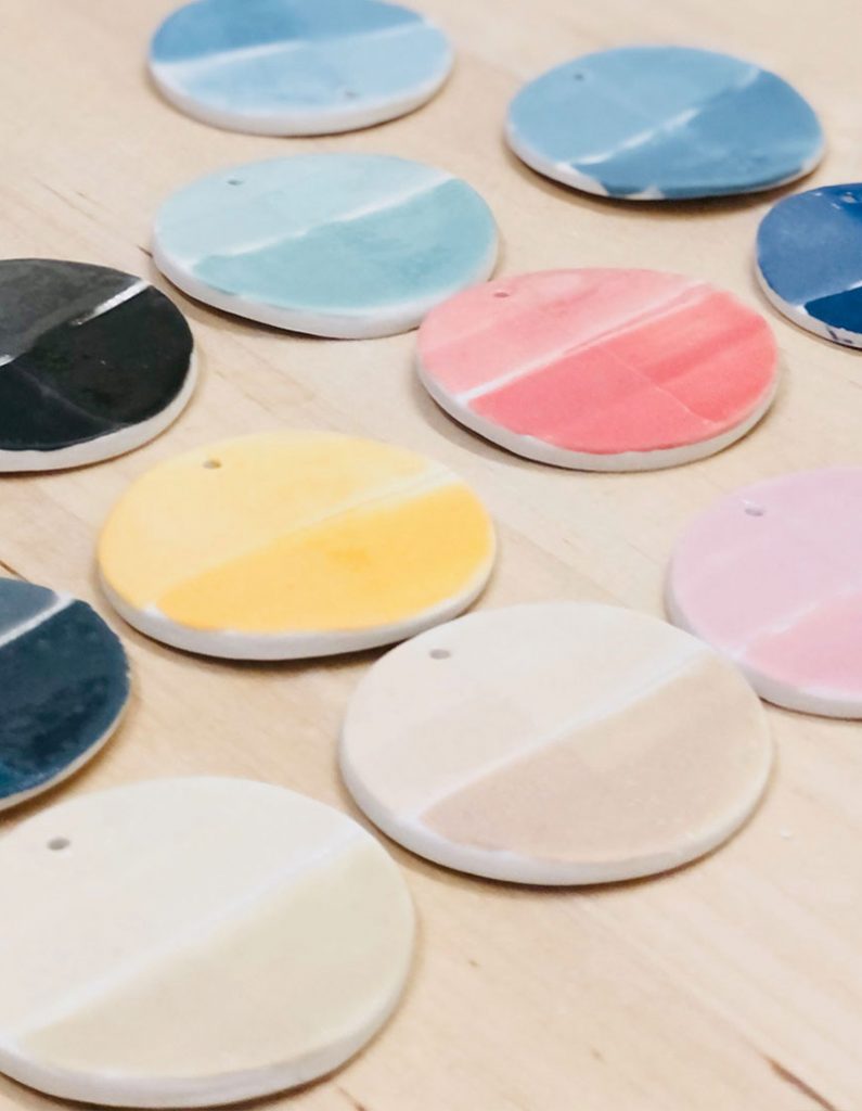 Fotografía de curso engobes de joyería con porcelana círculos de colores impartido por María Torné