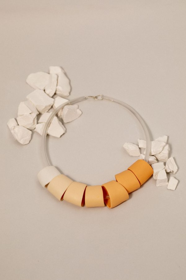 collar de porcelana con piezas en degradado de yema a blanco elaborado de forma artesanal con cierre de plata