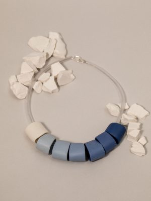 collar de porcelana con piezas en degradado de cobalto a blanco elaborado de forma artesanal con cierre de plata