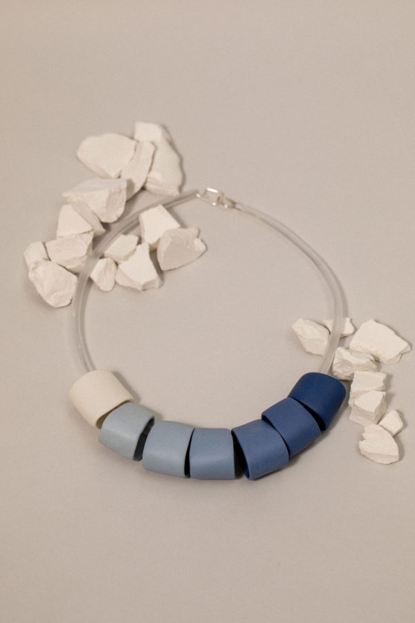 collar de porcelana con piezas en degradado de cobalto a blanco elaborado de forma artesanal con cierre de plata