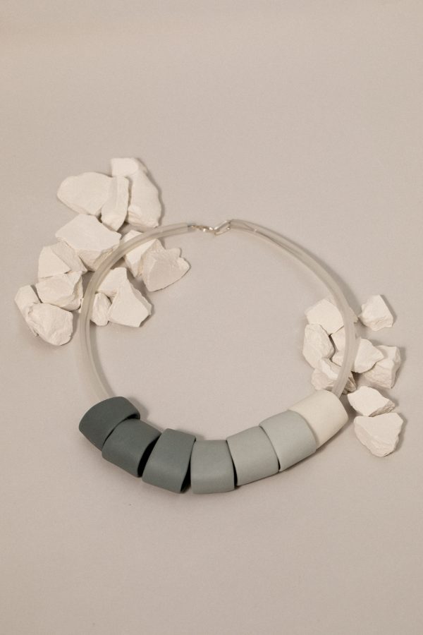 collar de porcelana con piezas en degradado de gris a blanco elaborado de forma artesanal con cierre de plata