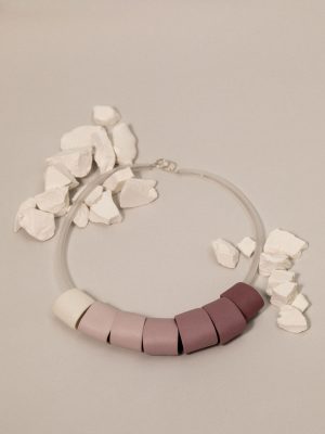 collar de porcelana con piezas en degradado de morado a blanco elaborado de forma artesanal con cierre de plata