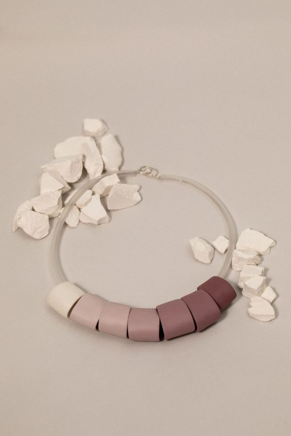 collar de porcelana con piezas en degradado de morado a blanco elaborado de forma artesanal con cierre de plata