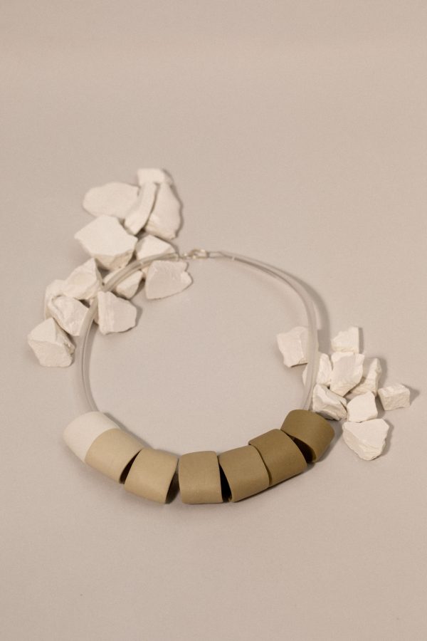 collar de porcelana con piezas en degradado de verde a blanco elaborado de forma artesanal con cierre de plata