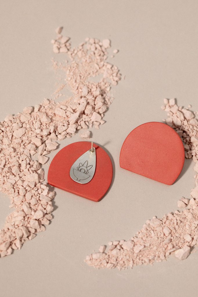 Pendientes de porcelana color coral, detalle de trasera de plata con logotipo grabado