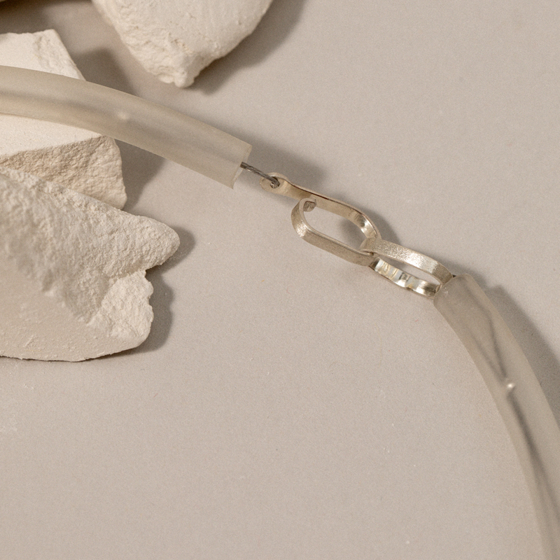 detalle cierre de plata collares colección fácil porcelana artesanal