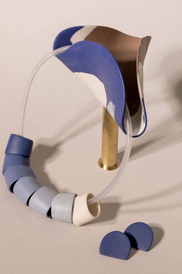 imagen de producto esculturas collar y pendientes de porcelana en cobalto