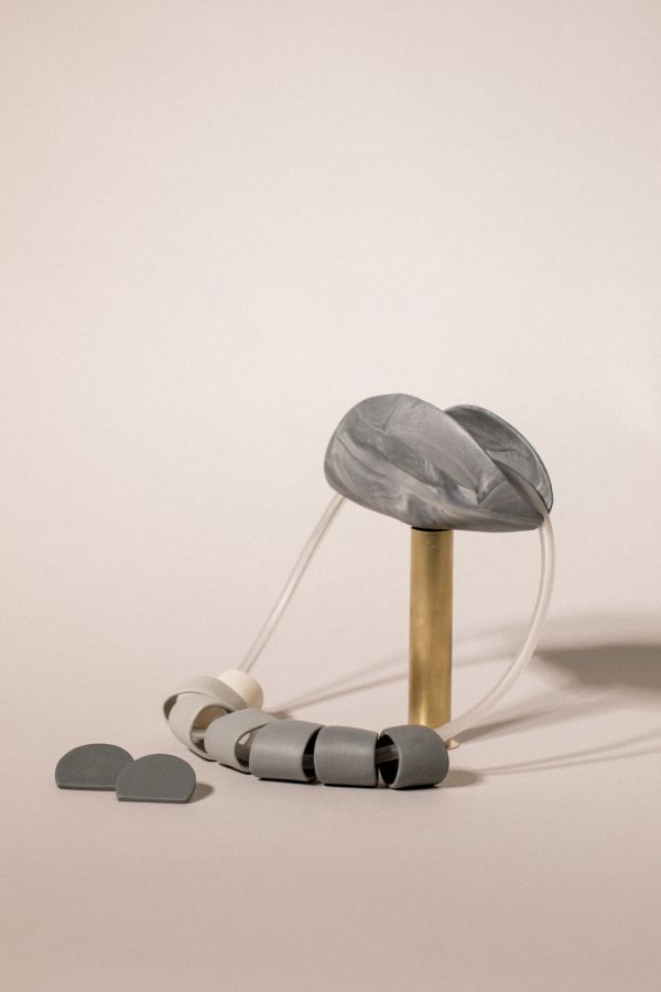 imagen de producto esculturas collar y pendientes de porcelana en gris