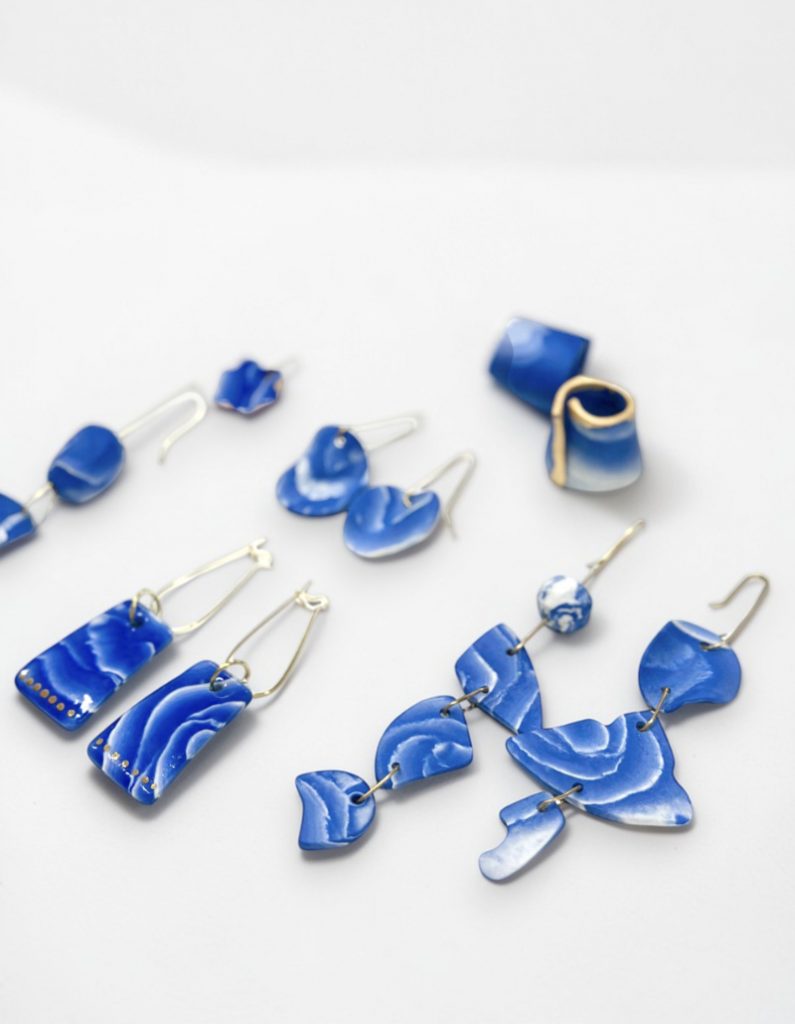 pendientes de porcelana patron flor nerikomi de color azul